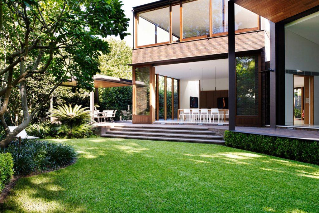 What is better, a country house or an apartment?